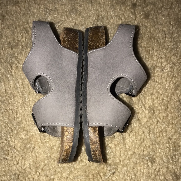 Cat & Jack size 6 grey and silver sandals Velcro closure - Picture 2 of 5